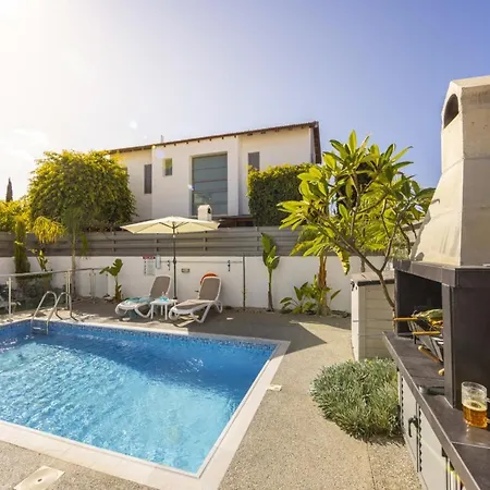 Stylish 3br Private Pool Garden Near