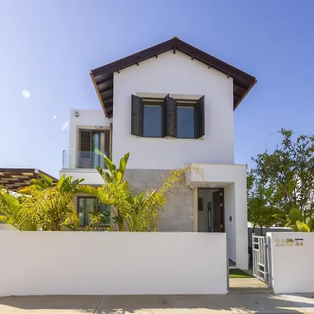 Stylish 3br Private Pool Garden Near Villa