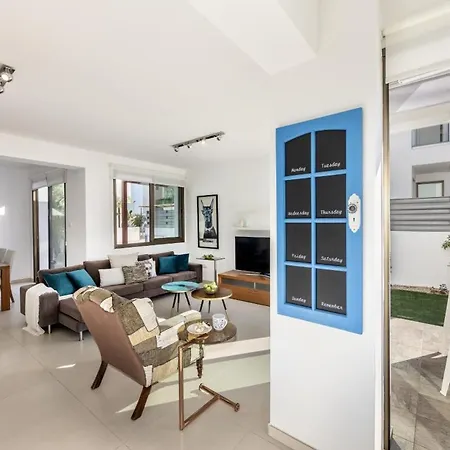 Stylish 3br Private Pool Garden Near Paralimni