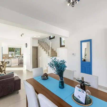 Stylish 3br Private Pool Garden Near Paralimni