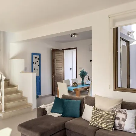 Stylish 3br Private Pool Garden Near Villa Paralimni