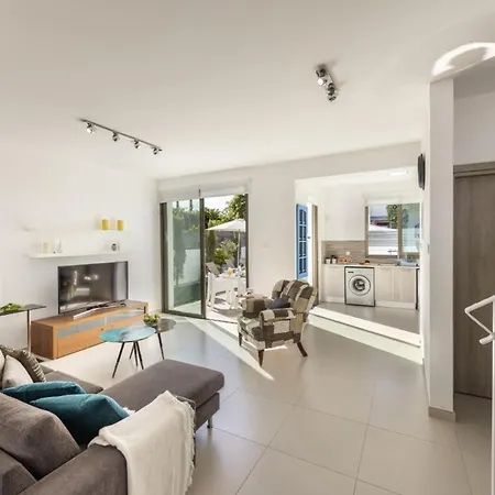 Stylish 3br Private Pool Garden Near * Paralimni