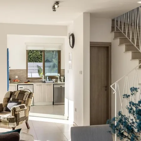 Stylish 3br Private Pool Garden Near Paralimni