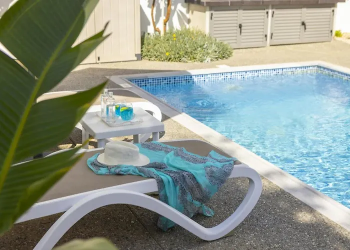 Stylish 3br Private Pool Garden Near